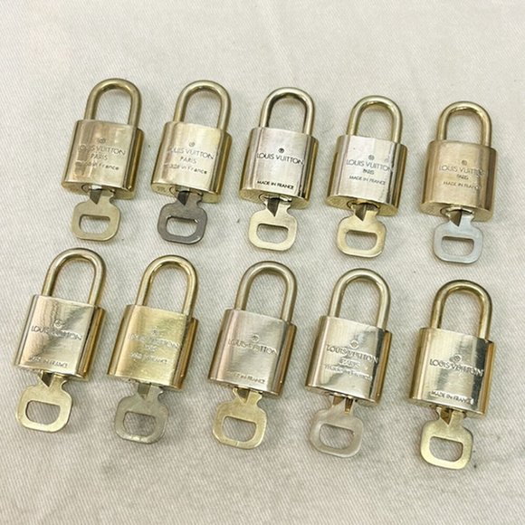 LOUIS VUITTON LV 10 SET PADLOCK KEY CHARM CADENA GOLD-PLATED FRANCE 36JF464 - Picture 1 of 4